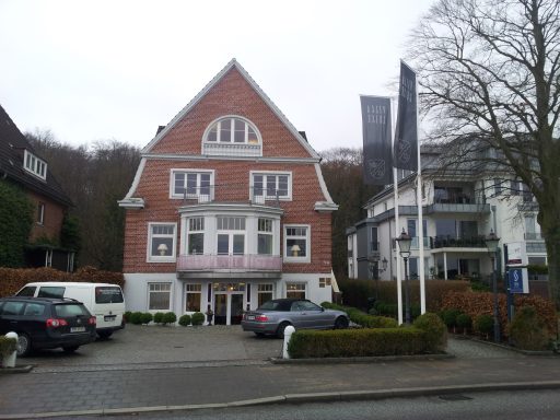 Gemütliches, zweigeschossiges Gebäude im klassischen Stil mit einer gepflegten Einfahrt.